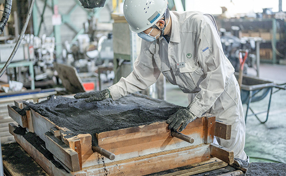 作業する社員
